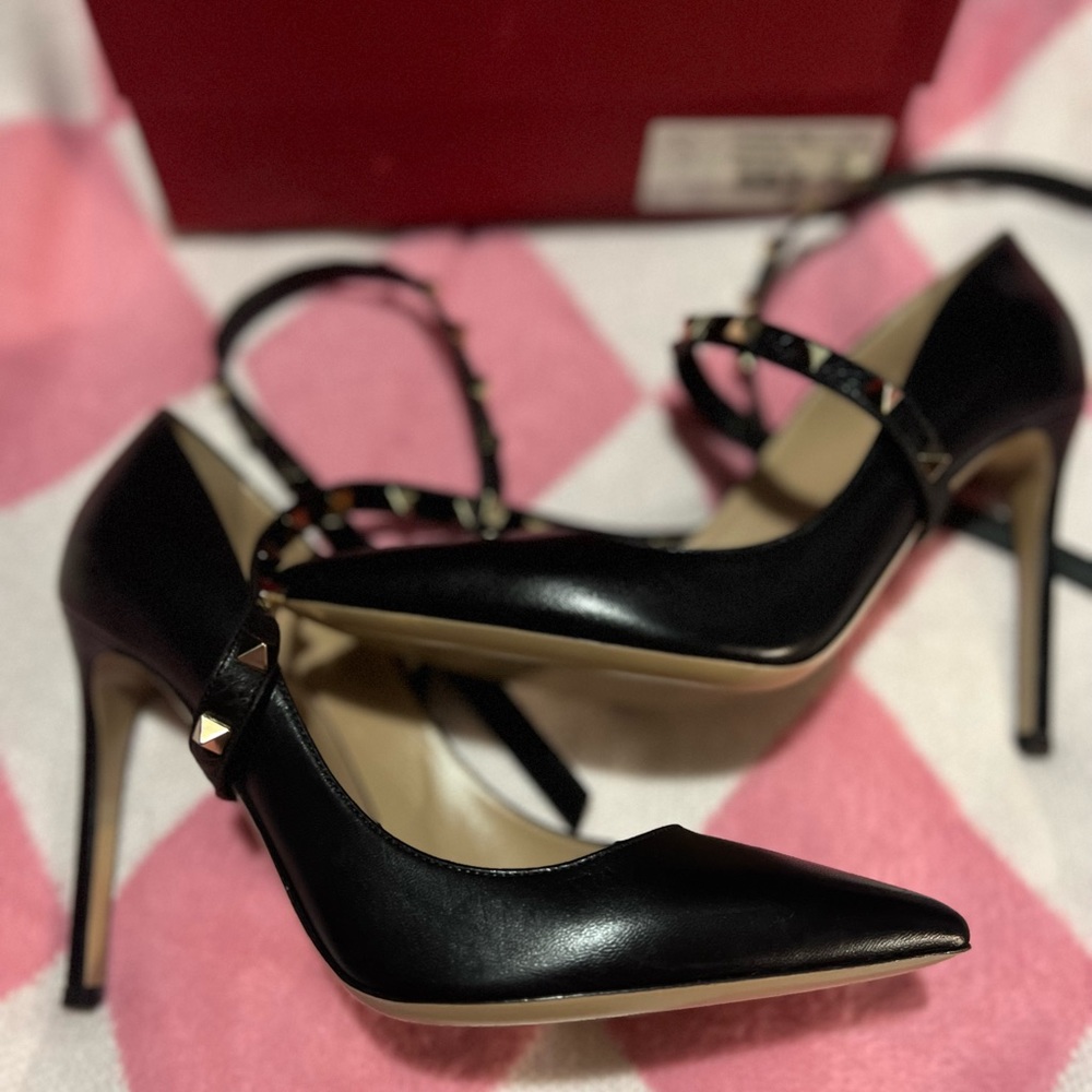 Valentino Rockstud Crisscross pumps